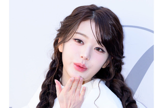 IVE・ウォニョン、投げキッスで純白の冬の女神に！異次元のスタイル引き立つコーデに注目【独自写真】 画像