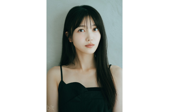 乃木坂46・久保史緒里、洗練された黒トップス姿で表紙に登場！卒業コンサートへの思いを明かす 画像