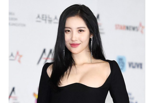 目のやりどころに困る…元祖“びしょ濡れフェスの女神”ソンミ、穴あきトップス＆網タイツ姿【PHOTO】 画像