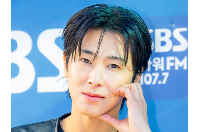 東方神起・ユンホ、洗練された黒レザージャケットルックを披露！ラジオ番組の収録に登場【独自写真】 画像