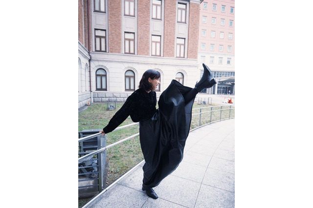 のん、ロングスカートで豪快キック！ワイルドなオフショに反響 画像