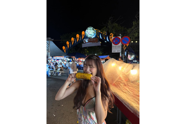 白間美瑠、写真集ロケ地のオフショットを大量公開「ベトナムの夜は、カラフルでキラキラしていて素敵」 画像