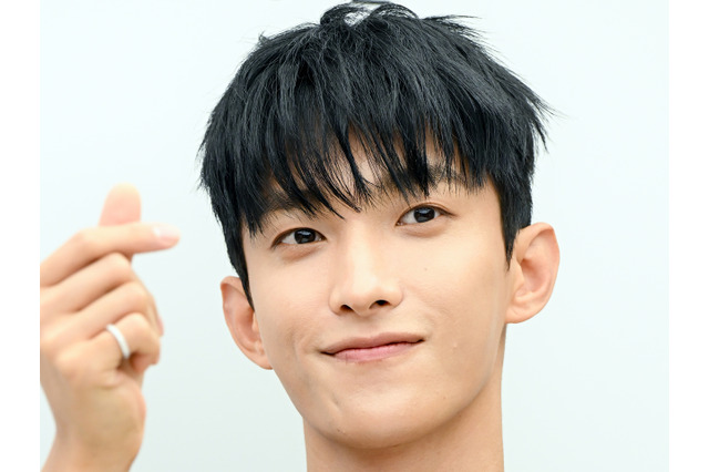 「スウィートすぎる…」SEVENTEEN・ドギョム、メガネ越しの“ウインクSHOT”に胸キュン！【PHOTO】 画像