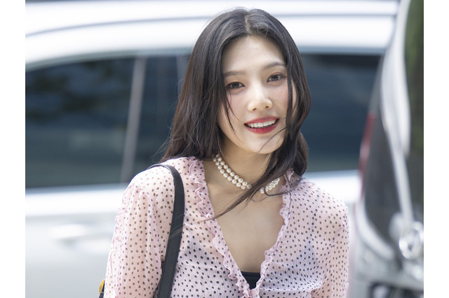 Red Velvet・ジョイ、激やせ姿に心配の声多数…美鎖骨と縦線くっきり腹筋を披露【PHOTO】 画像