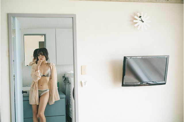 SKE48・入内嶋涼、ランジェリー姿の無防備な「歯磨き」ショット公開！ 画像