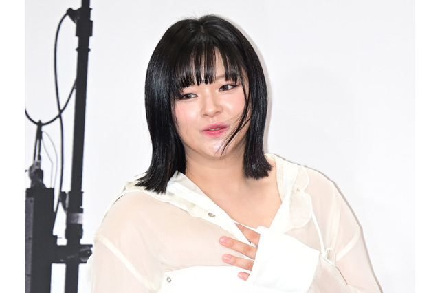 こんなに見せるの…TWICE・ジョンヨン、胸元が大胆に開いた衣装で見せた「神々しい」美貌【PHOTO】 画像