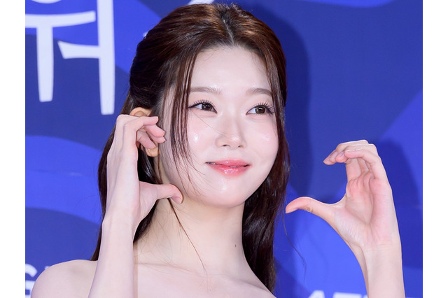 「耐えられない」Billlie・ツキ、胸元ゆったりドレスで“大人の色香”漂う美スタイル披露【PHOTO】 画像