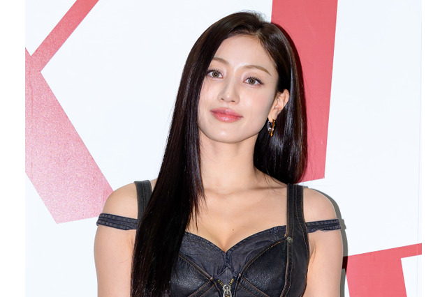 TWICE・ジヒョ、胸元がぱっくり開いた衣装で見せた“ド迫力体型”！自信みなぎるスタイルに注目【PHOTO】 画像