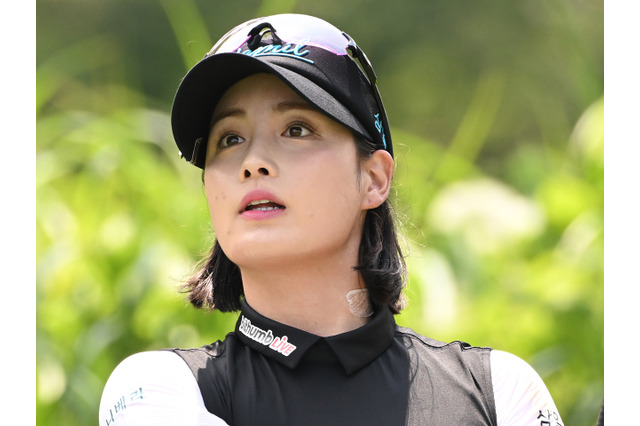 そんな見せて大丈夫？“韓国で最も美しい女優”似の29歳ゴルファー、美背中丸見せの大胆ドレスSHOT【PHOTO】 画像