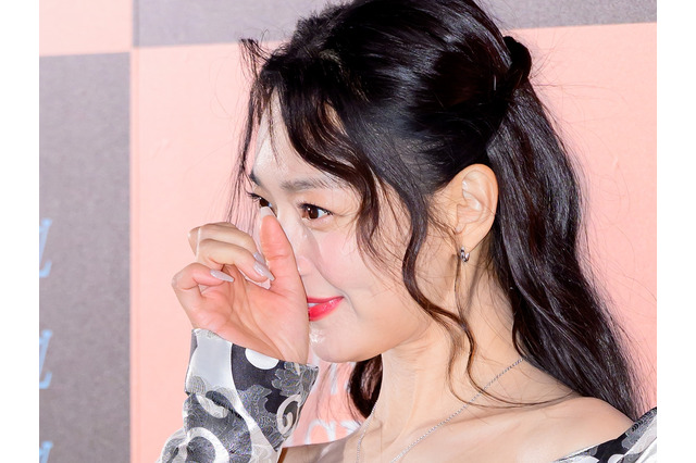 10年交際の年下俳優と結婚発表後…女優シン・ミナ、初の公式の場で“涙”！その理由とは？ 画像