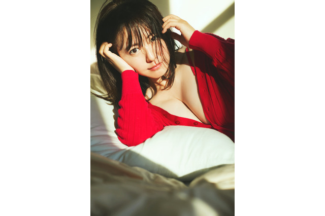 磯山さやか、豊満な美谷間のぞく“無防備”ショット！デビュー25周年写真集のアナザーバージョンが本日発売 画像
