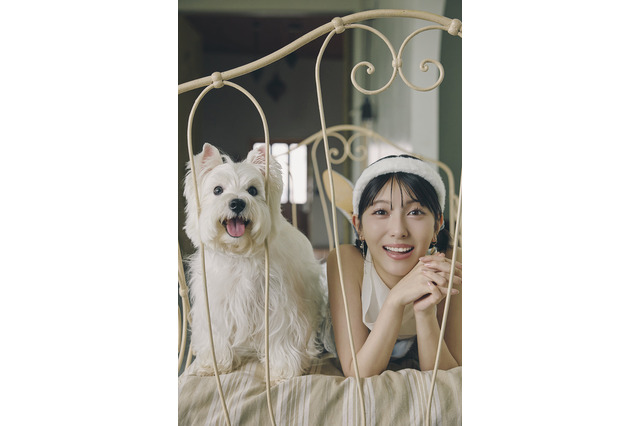 浜辺美波、愛犬と巡る2026年カレンダーが発売決定！25歳の今だから表現できる“大人っぽい表情”も 画像