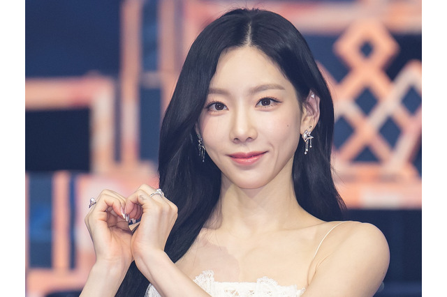 胸元の線が見える…少女時代・テヨン、白タンクトップ姿に注目！儚げかつ洗練された雰囲気【PHOTO】 画像