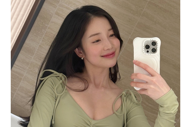 清純な顔からは想像できない露出…女優ユン・チェギョン、複数のスリットが入った水着姿を公開【PHOTO】 画像