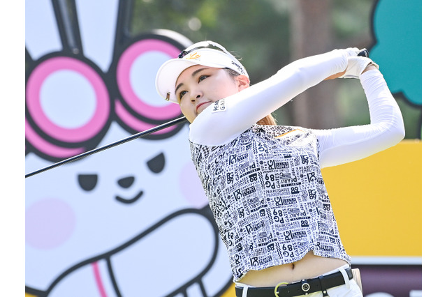 韓国美人ゴルファーが渋谷で美脚あらわ!? 大胆ショーパンコーデに絶賛多数「脚が長い…！」【PHOTO】 画像