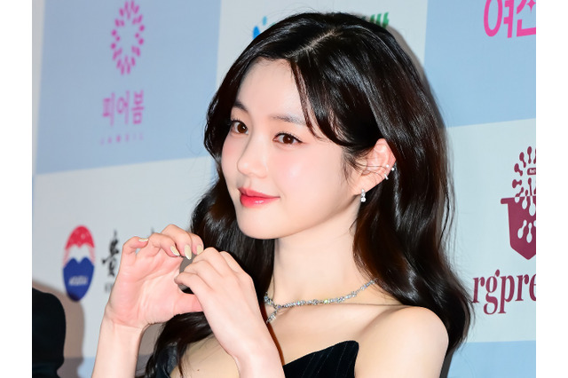 BTS・JUNG KOOKとの熱愛説を否定した女優、“肩出しドレス”…お人形のような美貌で話題に【PHOTO】 画像