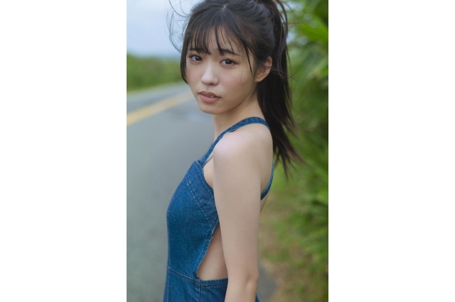 僕青・金澤亜美、背中があいたオーバーオール姿を披露！1st写真集が2026年2月に発売決定 画像