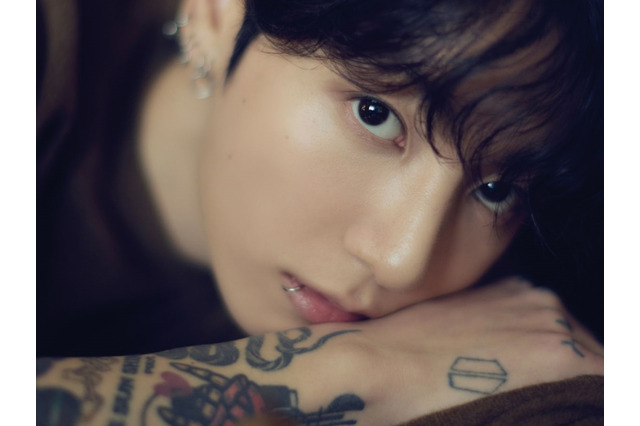 熱愛説も話題のBTS・JUNG KOOK、ファッション誌の表紙に　疑惑のカップルタトゥーは写らず【PHOTO】 画像