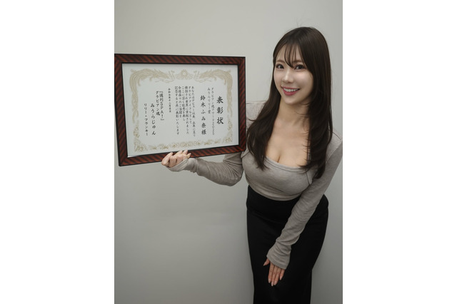 鈴木ふみ奈、グラビアアワード史上初のW受賞に喜び！「年の瀬に、こんな嬉しいご報告ができて幸せ」 画像