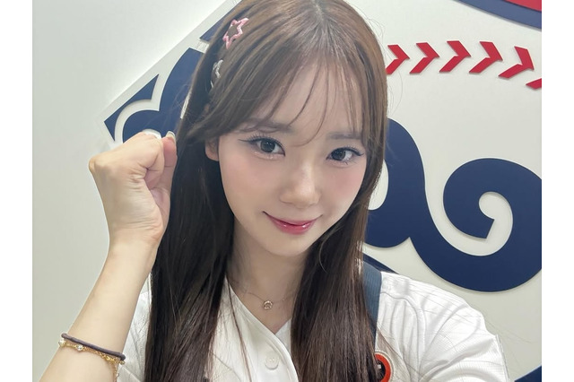 ゆるめの胸元にドキッ…元アイドルの日本人チア、大胆なミニスカサンタコスでファン悩殺【PHOTO】 画像