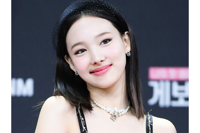 上も下も危険…TWICE・ナヨン、ミニドレスでしゃがむ“大胆ショット”に視線釘付け「反則級」【PHOTO】 画像