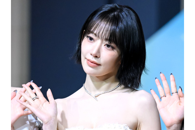 LE SSERAFIM・宮脇咲良、胸の線が強調された真っ赤衣装に惚れ惚れ！アメリカで開放的に【PHOTO】 画像