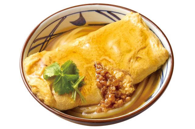 だし巻き玉子をまるまる1本のせた一杯！丸亀製麺、新作「だし玉肉づつみうどん」14日より販売 画像