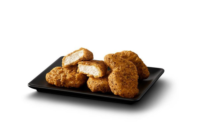 マクドナルド、黒胡椒ガーリック味の「スパイシーナゲット」を14日より販売！新ソース2種も登場 画像