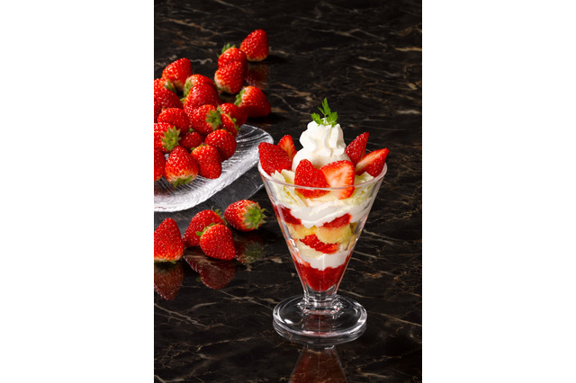 いちごの“パフェ”から“パイ・ア・ラ・モード”まで！ロイヤルホスト、国産イチゴが堪能できるデザートを15日より販売 画像