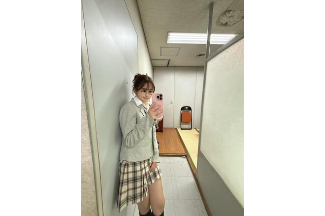 37歳・鈴木奈々、久しぶりの制服姿！生足チラリのレアオフショにファン歓喜 画像