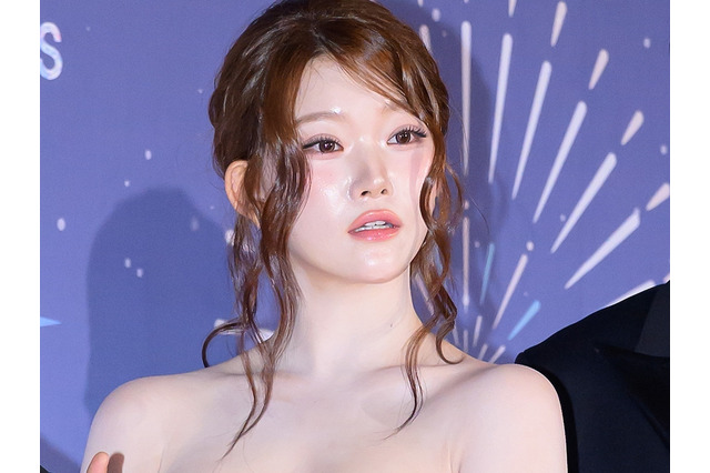「これは危険」日本人K-POPアイドル、“胸元パックリ”コスプレ姿で妖艶オーラ全開【PHOTO】 画像