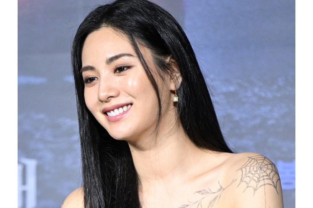 全身タトゥーを「バカみたい」と後悔し除去した痕跡も…ナナ、下着なしで素肌を大胆披露 画像