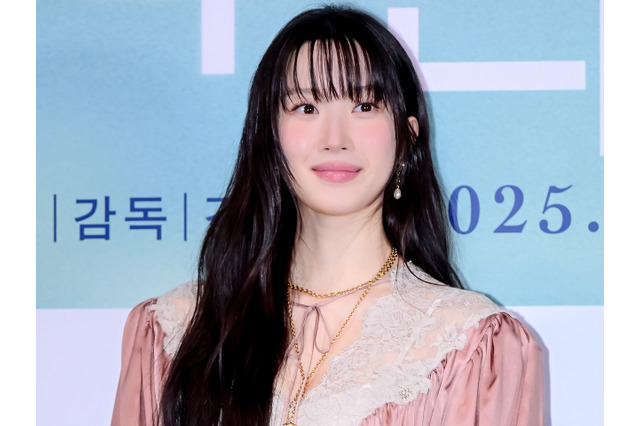 “ほぼ全部見えてる”衣装で話題に！ムン・ガヨン、深スリットのタイトドレスで太もも全開に【PHOTO】 画像