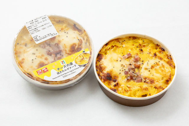 セブン‐イレブン、“のび～るチーズ”の焼きカルボナーラ＆“4種チーズ”のフランクドッグを13日より販売！ 画像