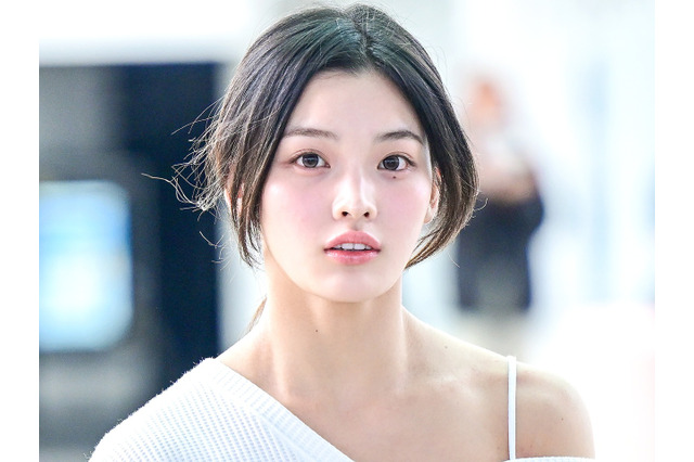 ILLITの日本人メンバー・イロハ、透き通るような“白肌”にクギ付け！愛らしさ全開の上目遣いにキュン【PHOTO】 画像