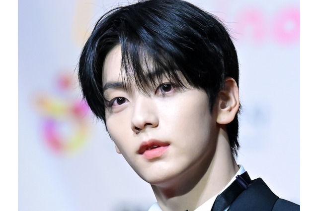 TXT・スビン、正統派ブラックスーツで魅了…気品あふれる佇まいでファンを虜に「これは反則」【PHOTO】 画像