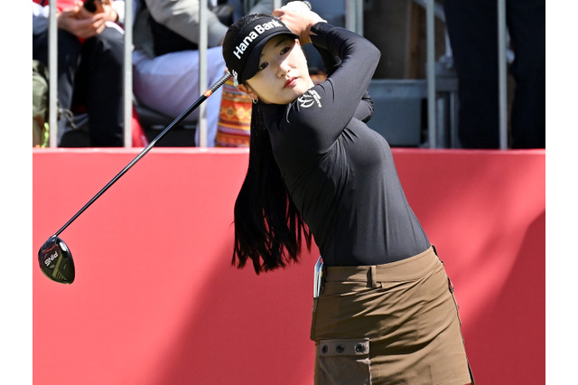 そんなアングルで!? 韓国の177cm女子ゴルファー、美脚際立つミニスカウェア姿の撮影風景に反響【PHOTO】 画像