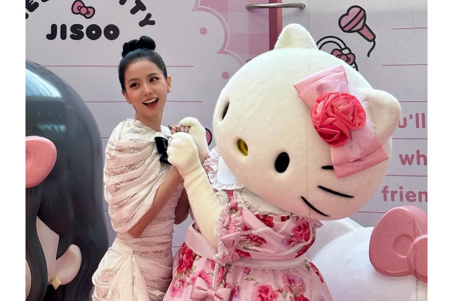 「大胆美脚がまぶしい」BLACKPINK・ジス、ハローキティとコラボ！ 愛らしいキャラクターにも負けない美貌【PHOTO】 画像
