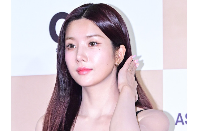 「やばくない？」“びしょ濡れフェスの女神”クォン・ウンビ、ボリューム感際立つ艶ビジュアルで魅了【PHOTO】 画像
