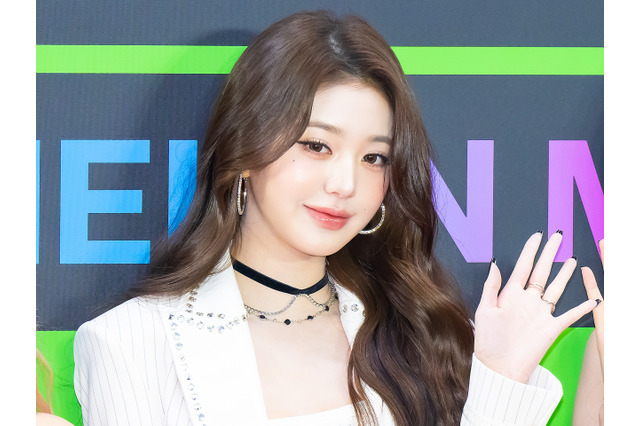 IVE・ウォニョン、海を背に“素のくびれ”披露！いよいよ新プロジェクト始動か 画像