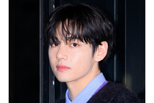 BTS・V、自身の写真展をサプライズ訪問！直筆メッセージでファンと交流 画像