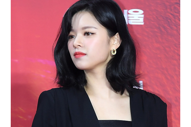 TWICE・ジョンヨン、“ピチッ”とタイトウェアで引き締めボディ披露！「美しすぎ」「完璧」と反響 画像