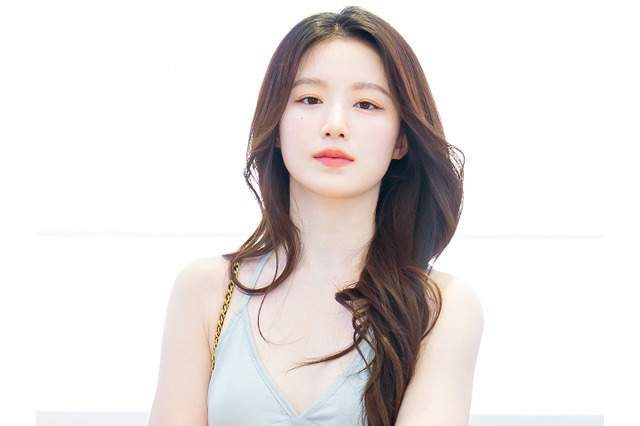 もはや下着…i-dle・シュファ、“素肌ジャケット”で大胆に！引き締まった体型に惚れ惚れ【PHOTO】 画像