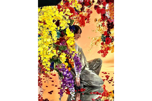 のん、“蜷川実花ワールド”全開の鮮やかオフショ公開！雑誌『AERA』表紙登場を報告 画像