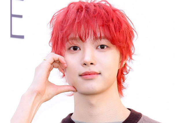 &TEAM・EJ（ウィジュ）、赤髪に“大胆イメチェン”で雰囲気激変！モデル級スタイルにも視線集中 画像