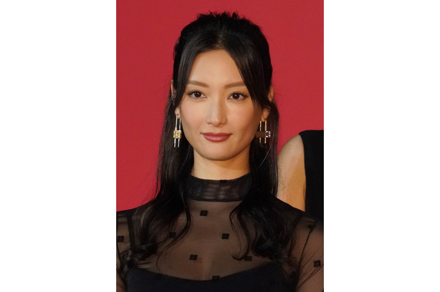 菜々緒、開放的な入浴シーン＆水着姿も！大自然を満喫する様子を動画を披露 画像