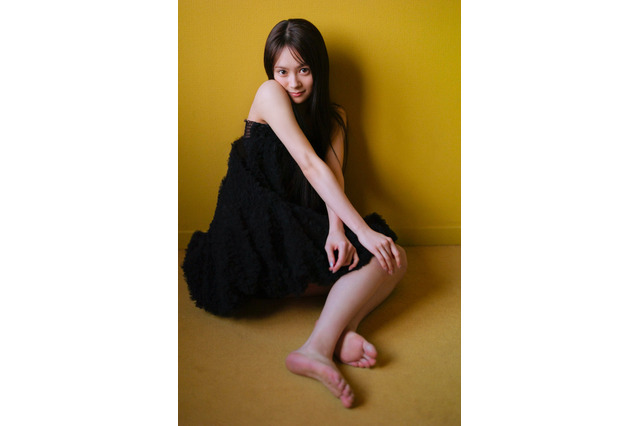 AKB48・伊藤百花、艶やかワンピ姿の“美少女”カット！『blt graph.』初登場＆自身初のソロ表紙を飾る 画像