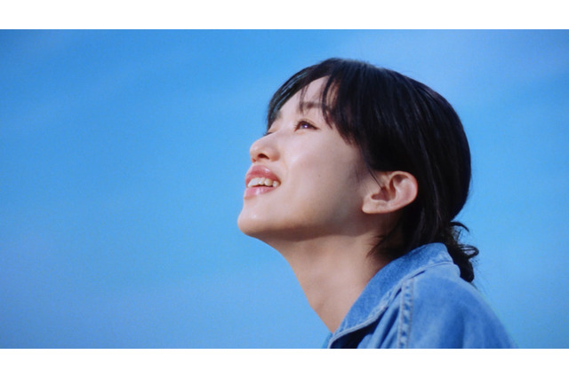 河合優実、「サントリー生ビール」新メッセンジャーに就任！新CMで坂本九さんの名曲「上を向いて歩こう」を口ずさむ！ 画像