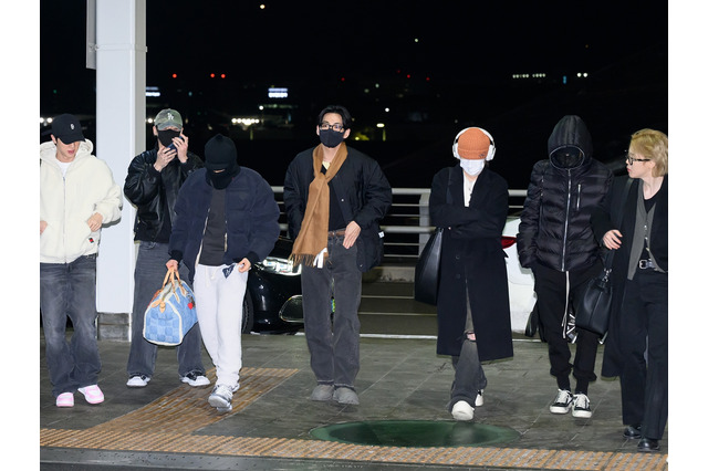 BTSが7人揃って笑顔で海外へ！空港ファッションを激写【写真多数】 画像