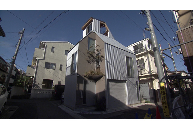 都会のど真ん中の狭小住宅！わずか建坪6.3坪に夫婦の仕事場・車庫・庭・屋上を詰め込んだ逆転発想ハウス『住人十色』 画像